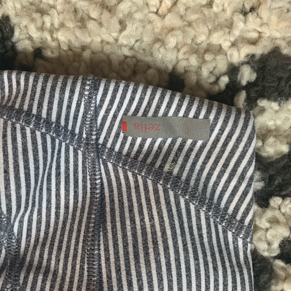 Striped Kneecap Length Leggings - Picture 4 of 5